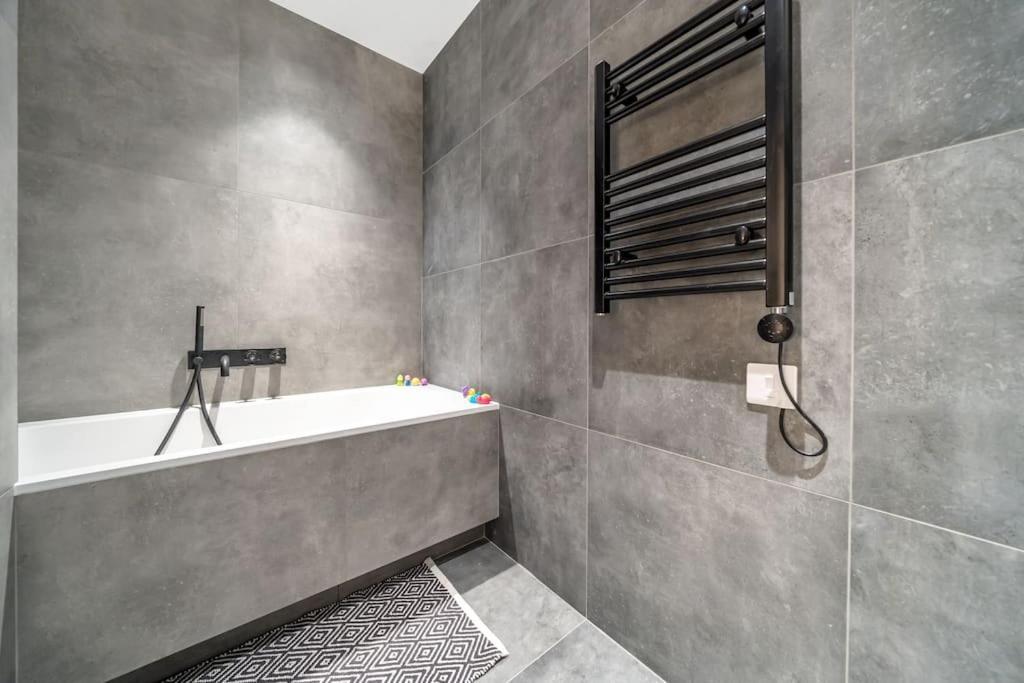 Trendy 2 Bedroom 2 Bathroom Apartment Minutes From Seafront In St Leonard'S Hastings St Leonards-on-Sea Dış mekan fotoğraf